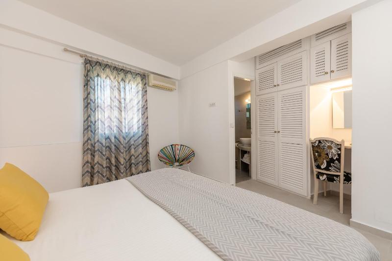 Deluxe Double Room with Balcony image 2