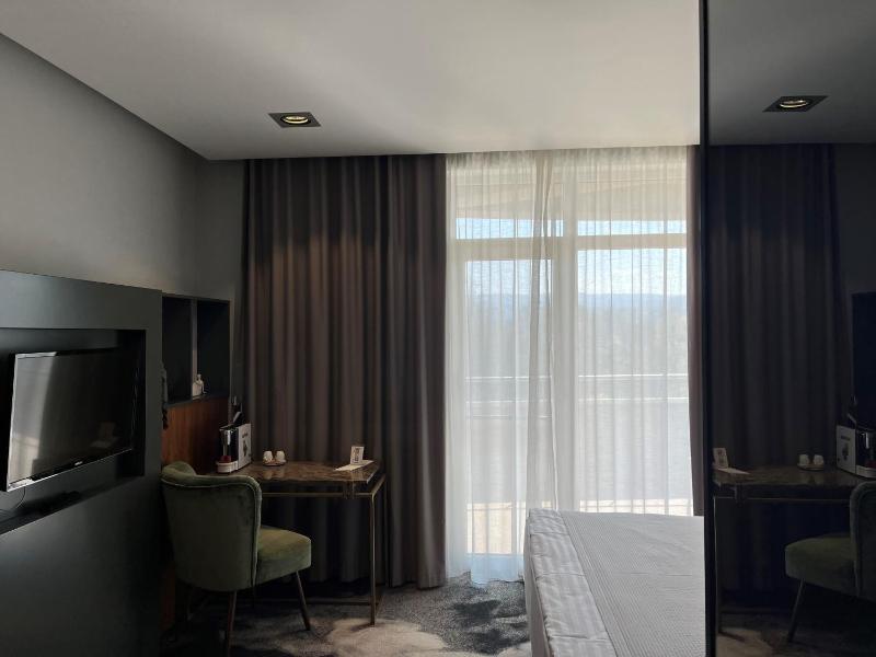 Double Room with Balcony image 3