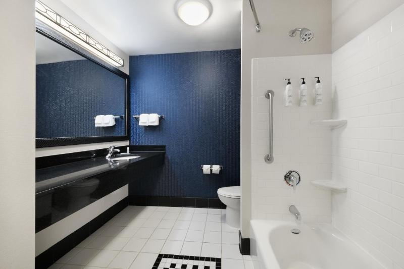 King Studio with Sofa Bed and Adapted Tub - Mobility and Hearing Accessible image 2