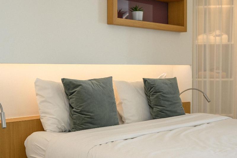 Deluxe Queen Room image 4