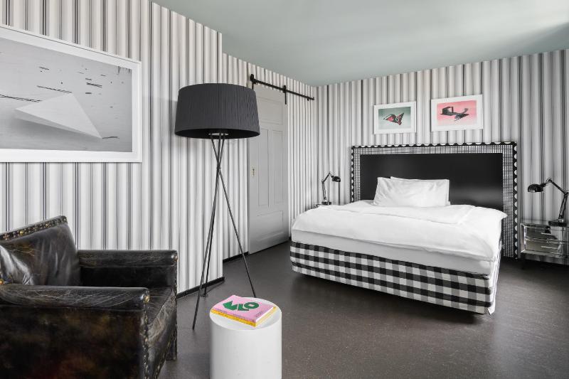 Large Double Room image 4