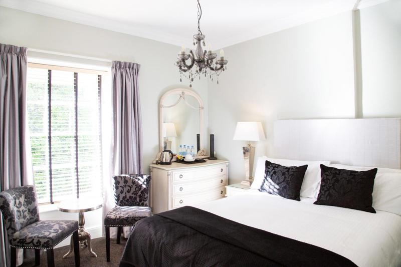 Double Room image 3
