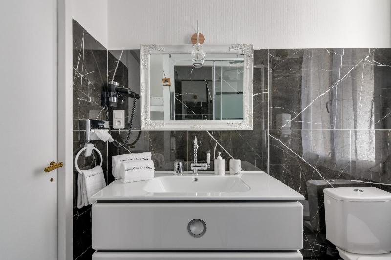 Deluxe Double Room image 3
