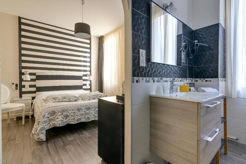 Double Room image 1