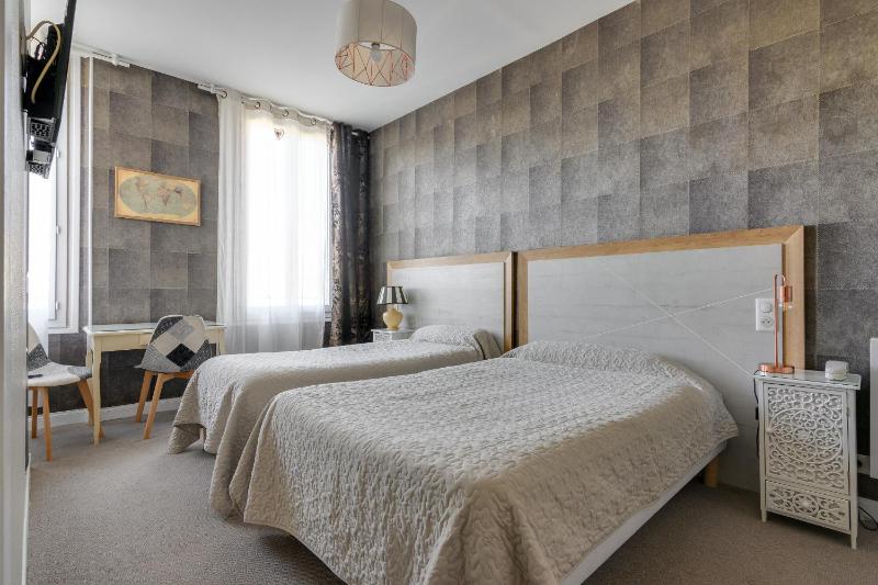 Twin Room image 4