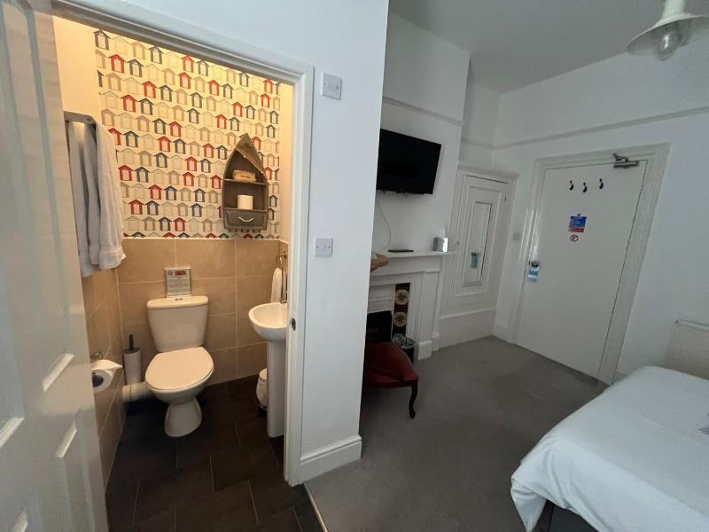 Double Room image 3