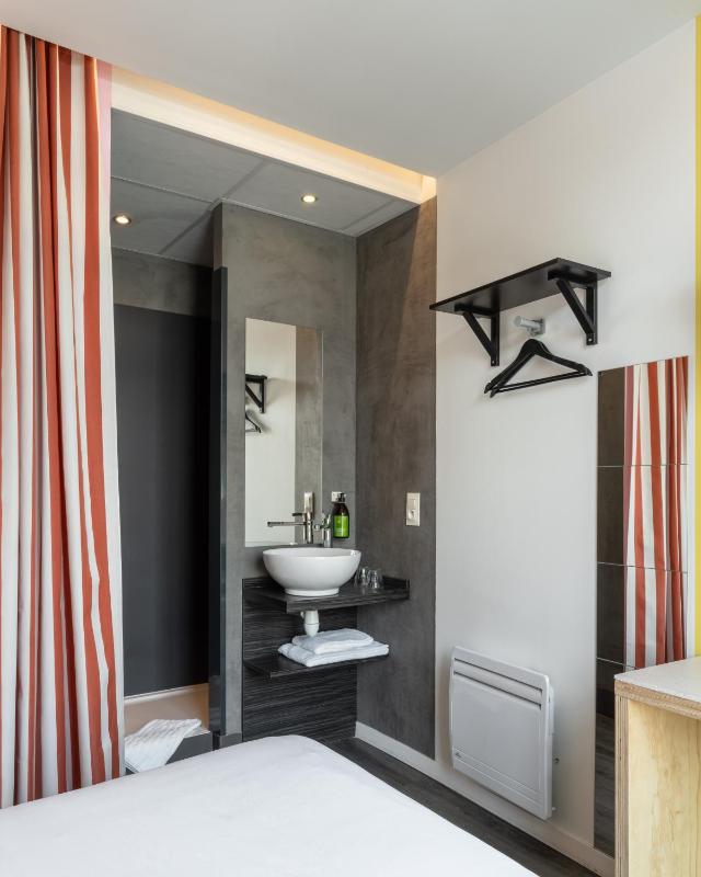 Small Double Room with Queen Bed image 2
