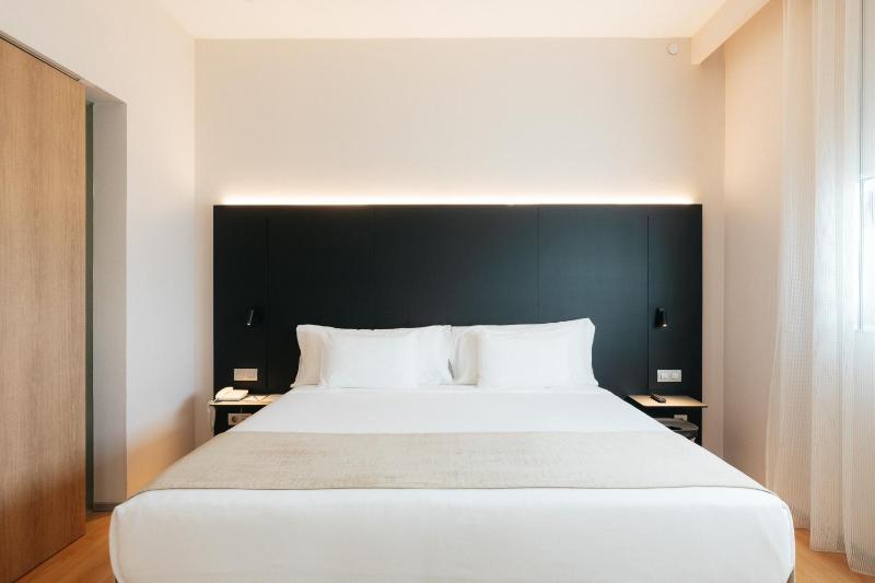 Double or Twin Room image 4