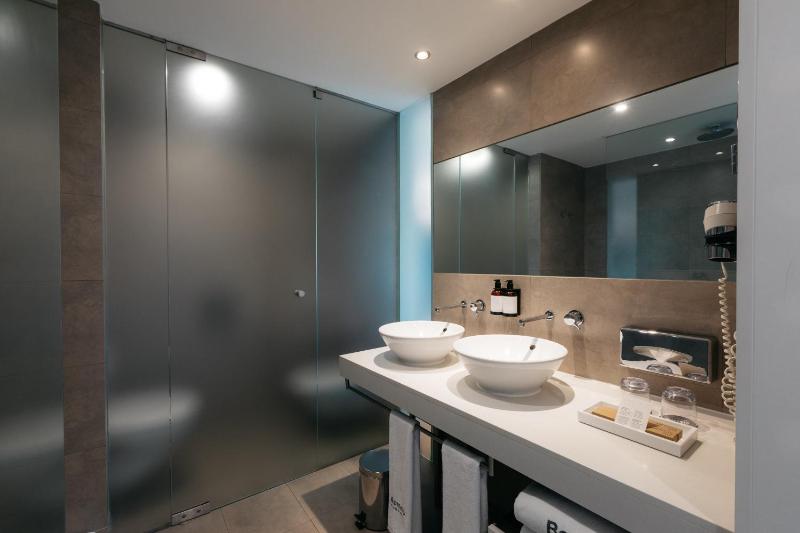 Double or Twin Room image 3