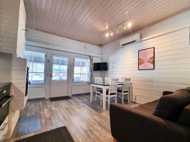 One-Bedroom Cottage with Sauna image 4