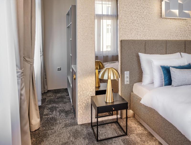 Superior King Room image 4