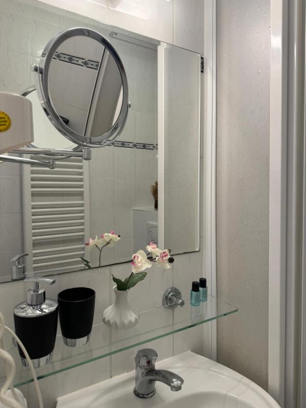 Single Room image 4