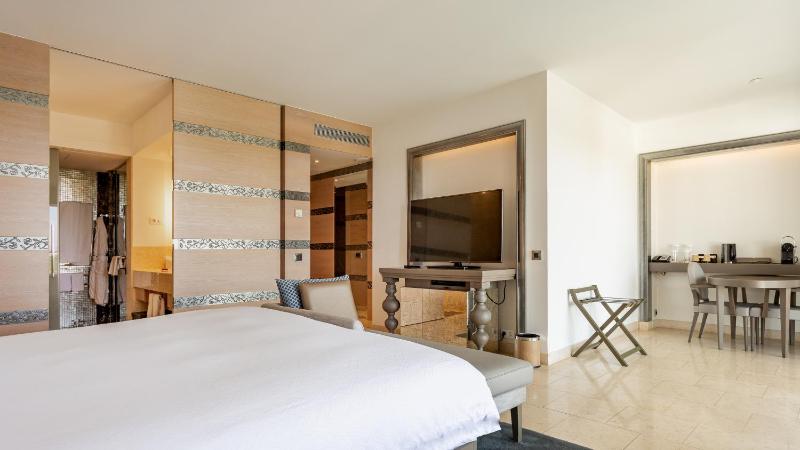 Grand Deluxe King Room image 4