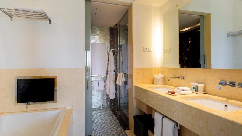 Grand Deluxe King Room image 3