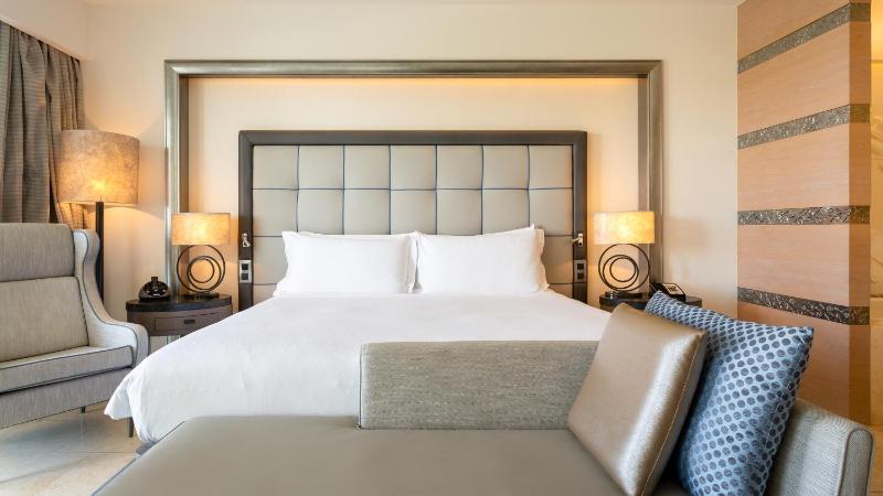 Grand Deluxe King Room with Pool View image 1