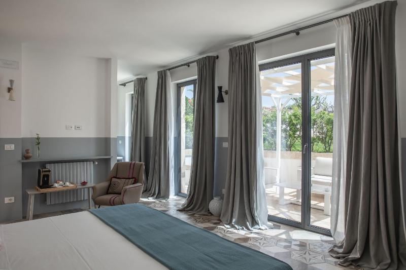 Junior Suite with external Jacuzzi image 4