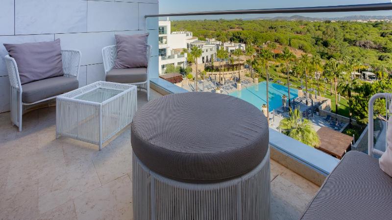 Deluxe King Room with Pool View image 4