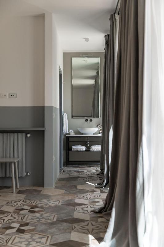 Junior Suite with external Jacuzzi image 3