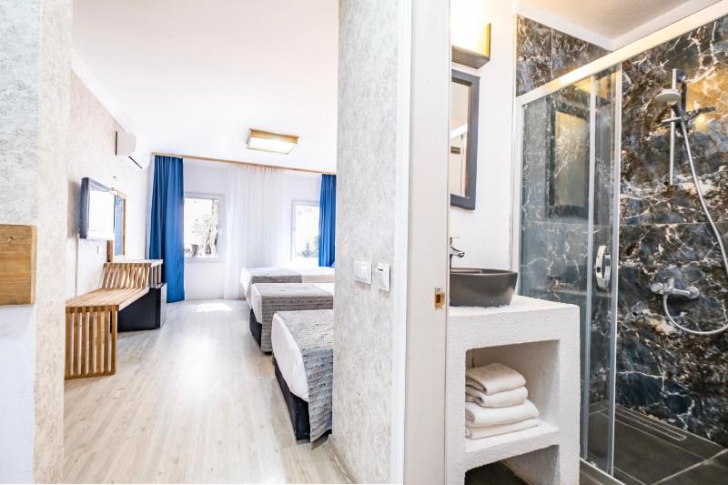 Quadruple Room image 2