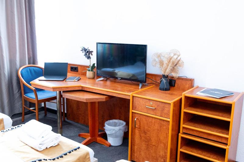 Classic Quadruple Room image 2