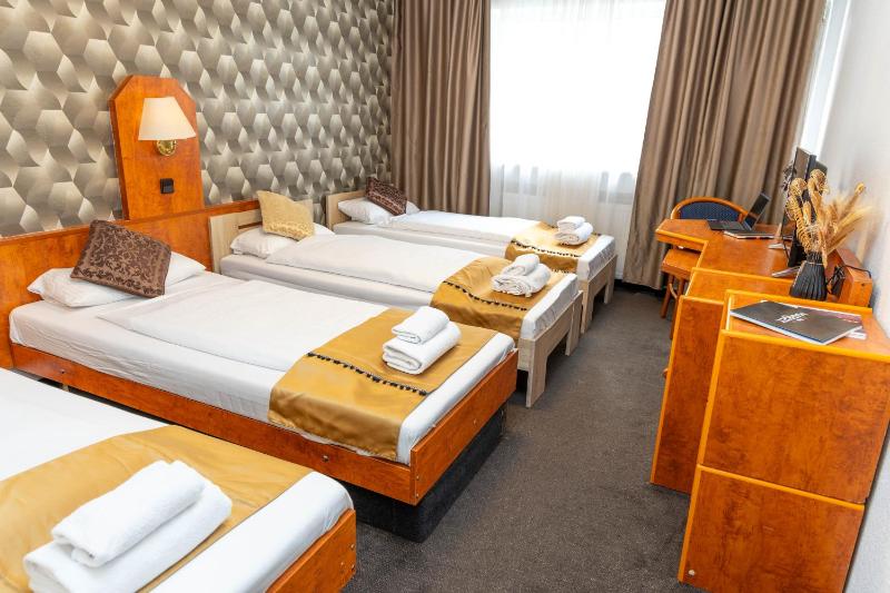 Classic Quadruple Room image 3