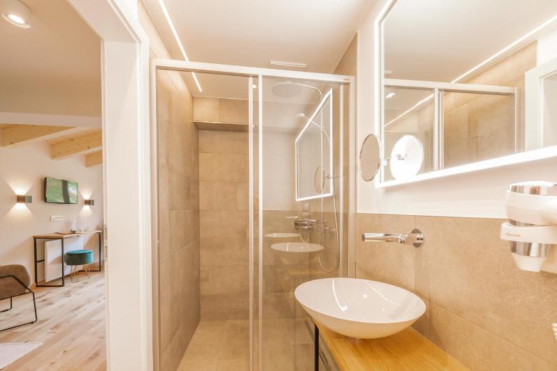 Premium Double Room image 4
