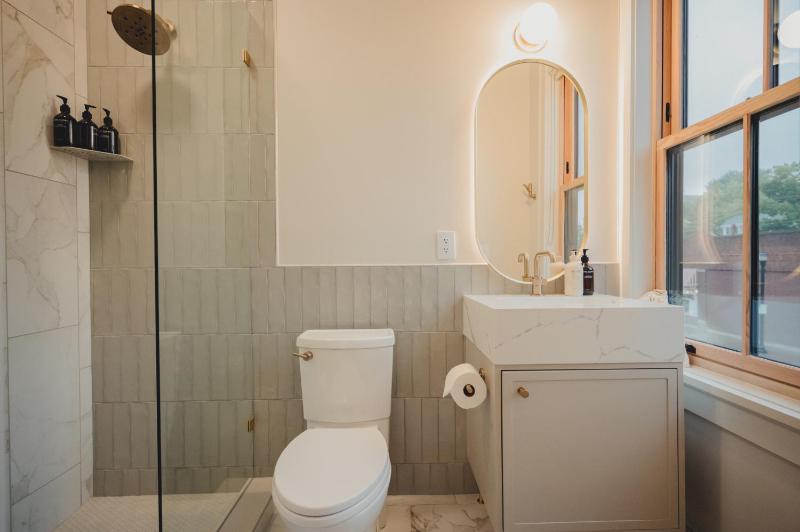 Superior King Suite image 4