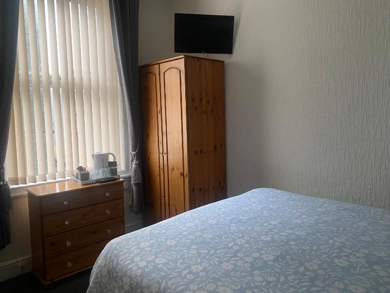 Small Double Room image 4