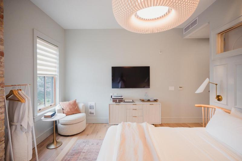 Standard King Room image 3
