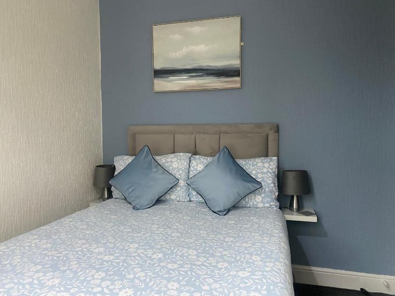 Small Double Room image 3
