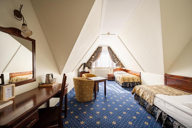 Standard Twin Room image 4