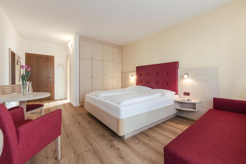 Deluxe Double Room with Balcony image 3