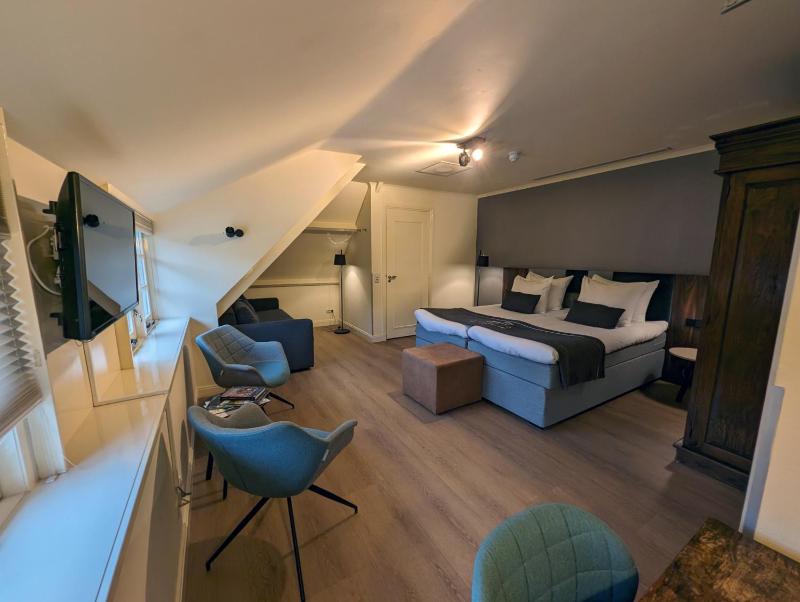 Family Room image 1