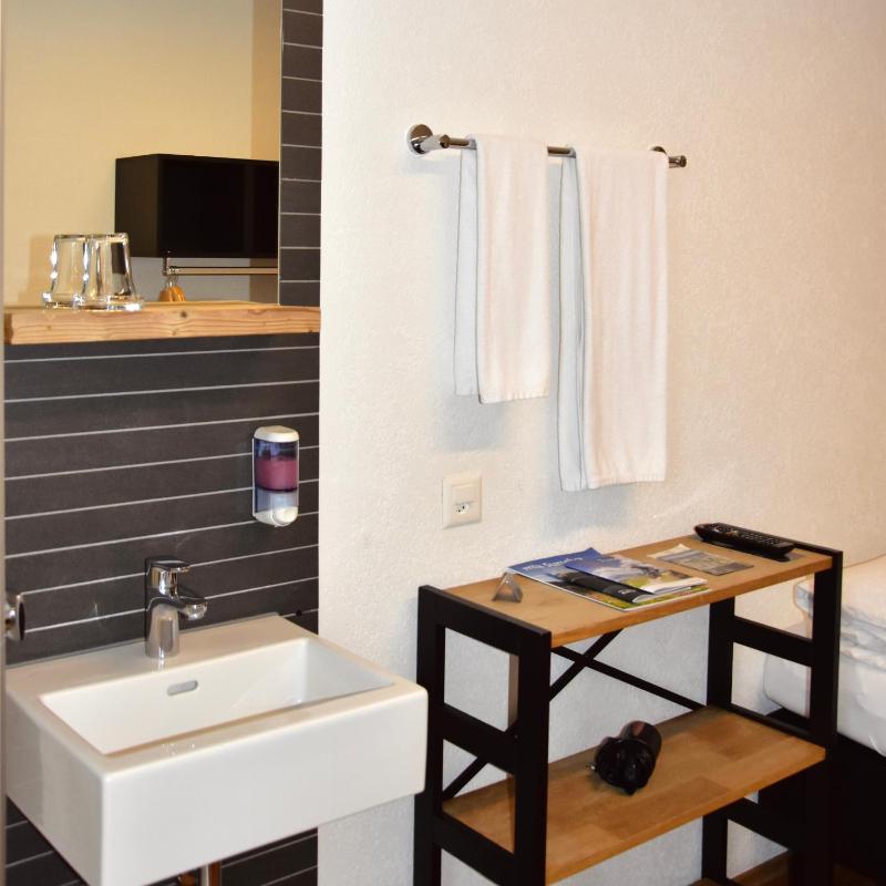 Single Room with Shower image 3