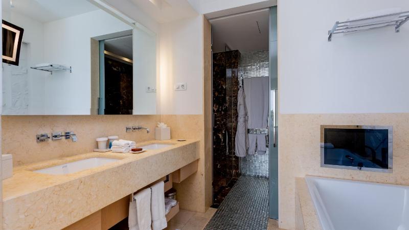 Grand Deluxe King Suite with Pool View image 1