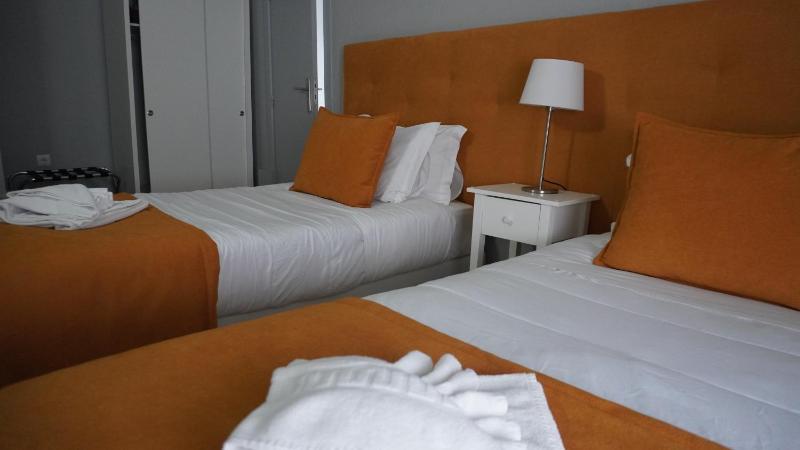Twin Room image 4