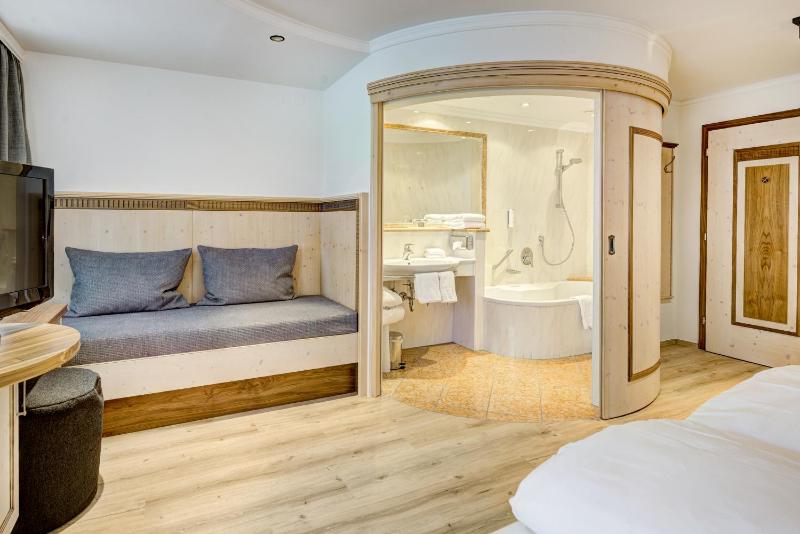 Double Room image 3