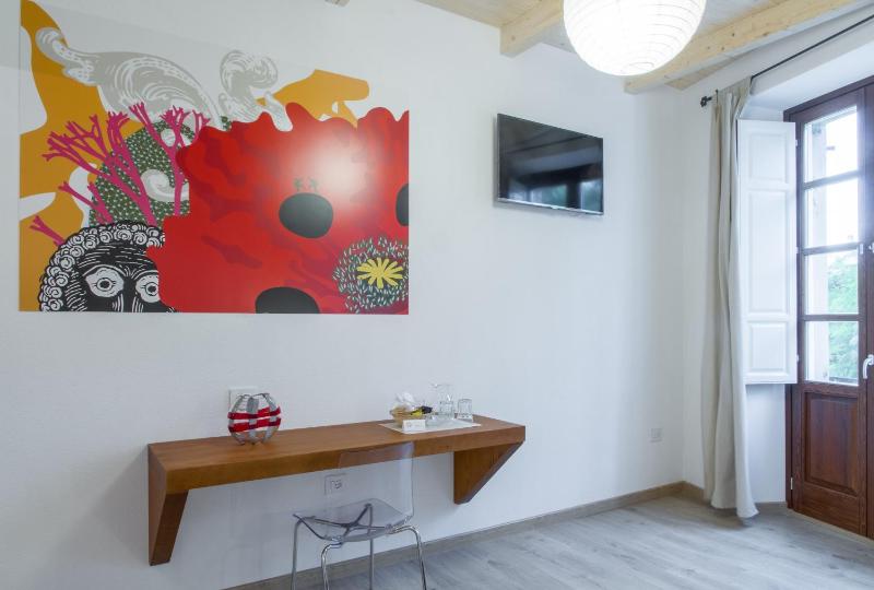 Double Room with Balcony image 3