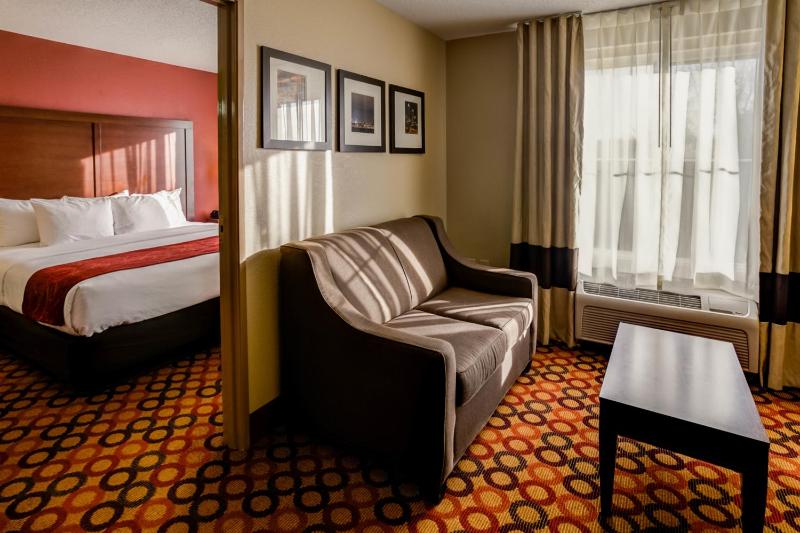 King Suite - Non-Smoking image 4