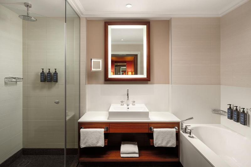 Junior Suite, Club lounge access, Junior Suite, 1 King image 3