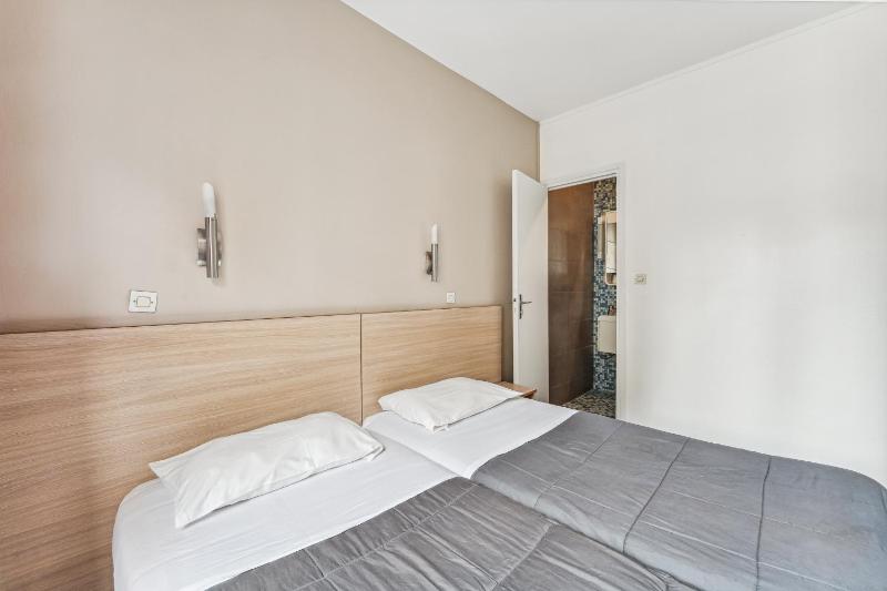 Twin Room with Private Bathroom image 1