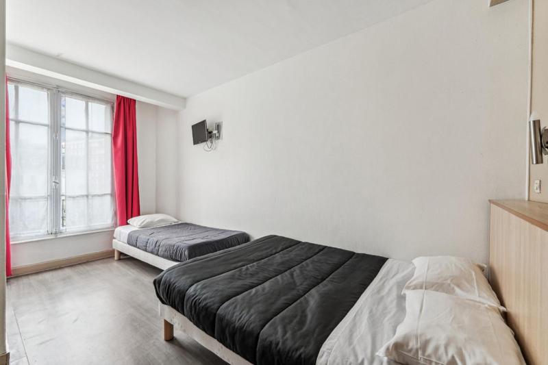 Triple Room with Private Bathroom image 3