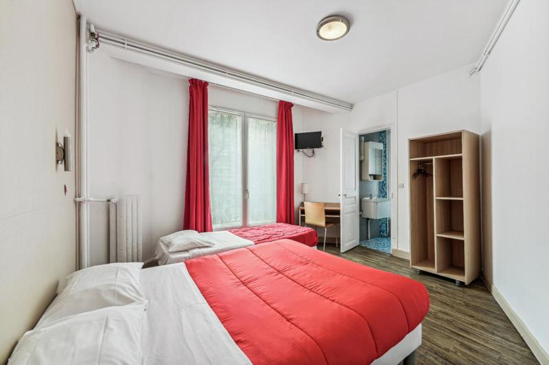 Triple Room with Private Bathroom image 1