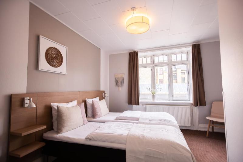 Standard Twin Room image 1