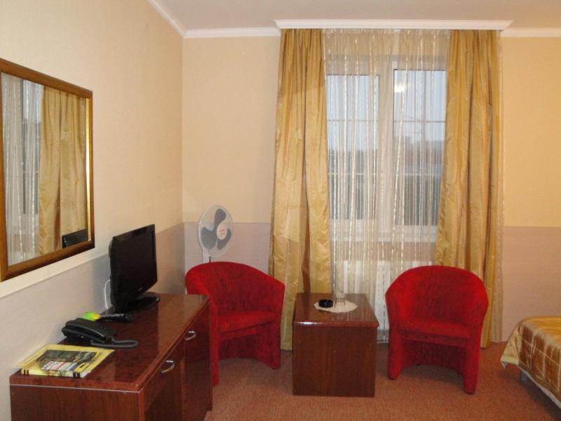 Standard Twin Room image 3