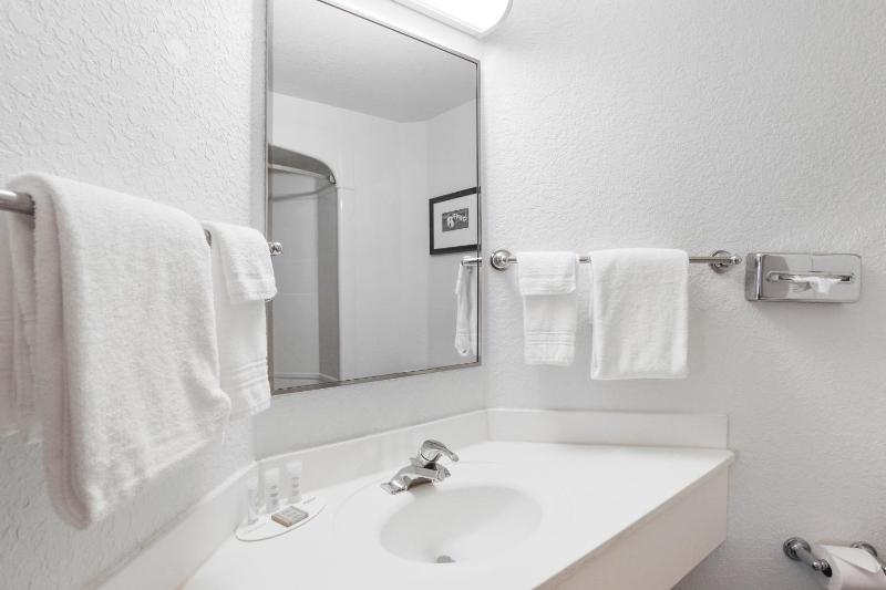 Queen Room - Non-Smoking image 3