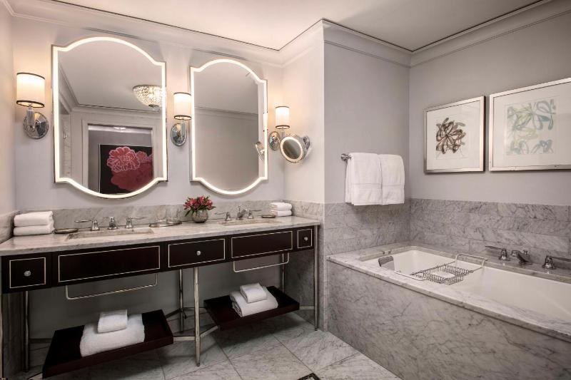 Deluxe Queen Room with Two Queen Beds image 3