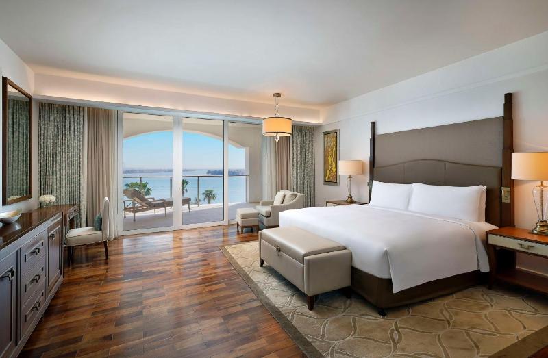 One-Bedroom Deluxe King Suite with Sea View image 3