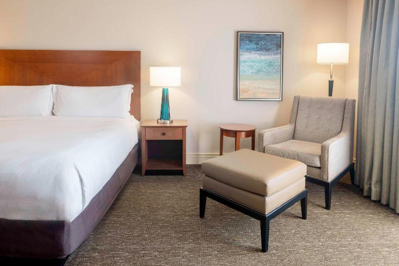 Junior King Suite with Seating Area image 2