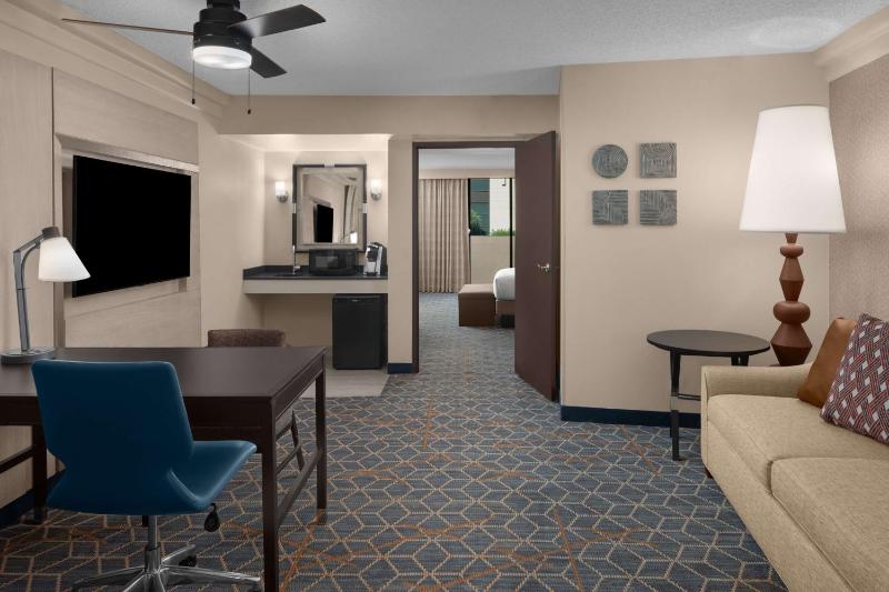 Embassy Suites By Hilton Hotel Phoenix-Biltmore - image 20